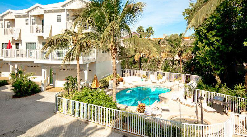 Stunning Town House Three Bedrooms Steps to the Beach